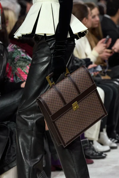 Look 19